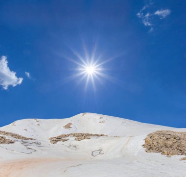 dağ sırtı bir ışıltı güneş altında bir karda