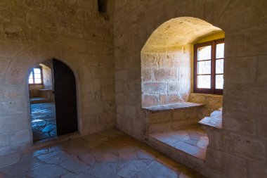 eski bir ortaçağ kalesi odasında