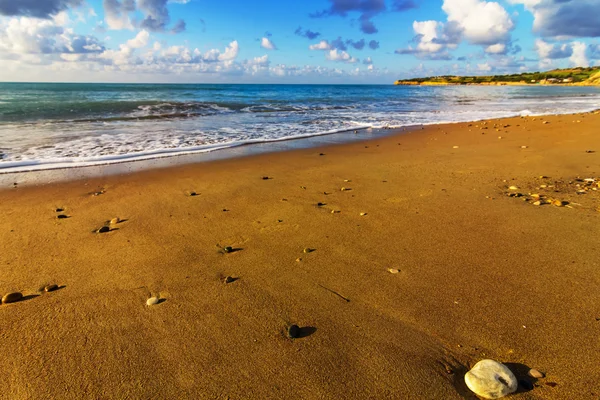 Morza piaszczystej plaży scena — Zdjęcie stockowe