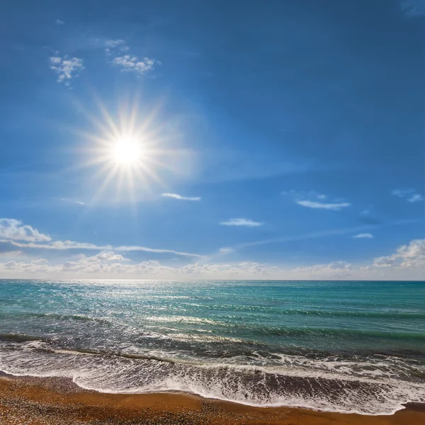 Mar de esmeralda abaixo de um sol brilhante — Fotografia de Stock