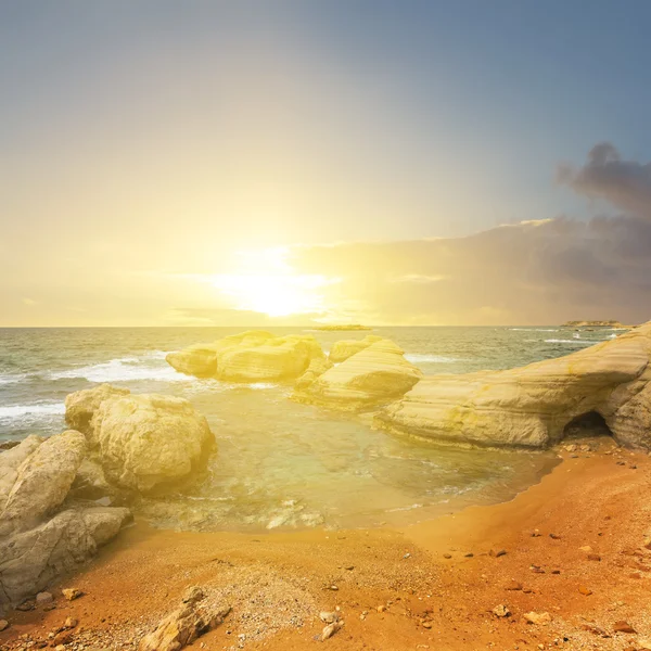 Günbatımı üzerinde bir deniz koy — Stok fotoğraf