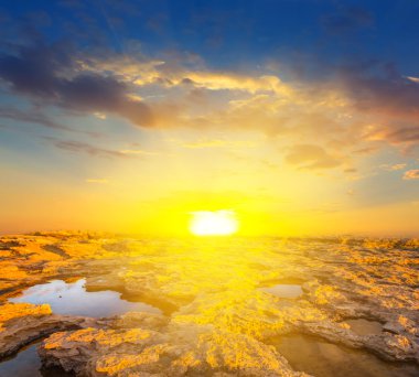 Gün batımında taşlı Yalı