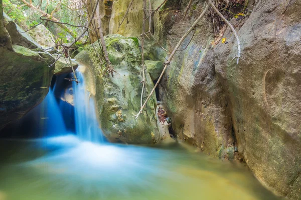 Маленький водоспад в гірському каньйоні — стокове фото