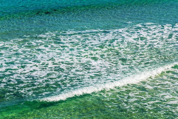 Closeup emerald zee vawes — Stockfoto