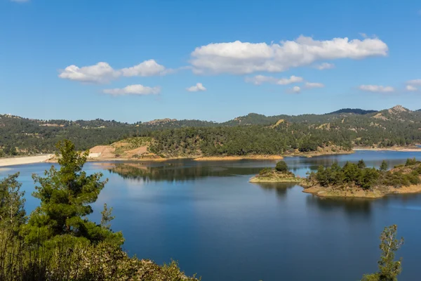Pequeno lago azul panorama — Fotografia de Stock