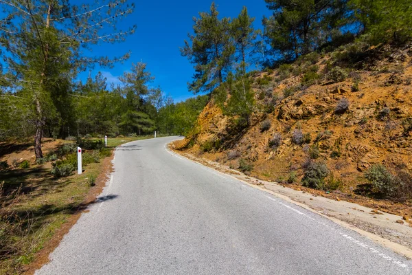 Dağ asfalt yol açmak — Stok fotoğraf