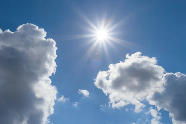 Błękitne niebo chmury i słońce — Zdjęcie stockowe