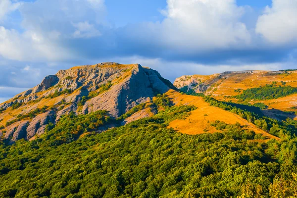 Hermosa escena de montaña de otoño, Crimea Ucrania —  Fotos de Stock