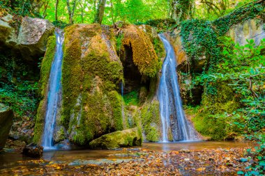 bir dağ nehir üzerinde güzel şelale