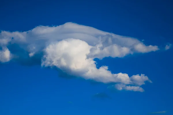 Mooie blauwe lucht achtergrond — Stockfoto