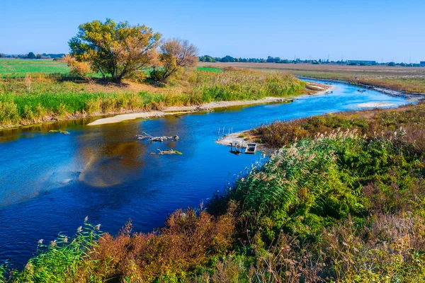 草原の中で美しい青い川 — ストック写真
