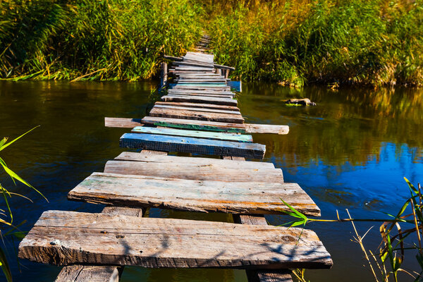 маленький деревянный мост через реку

