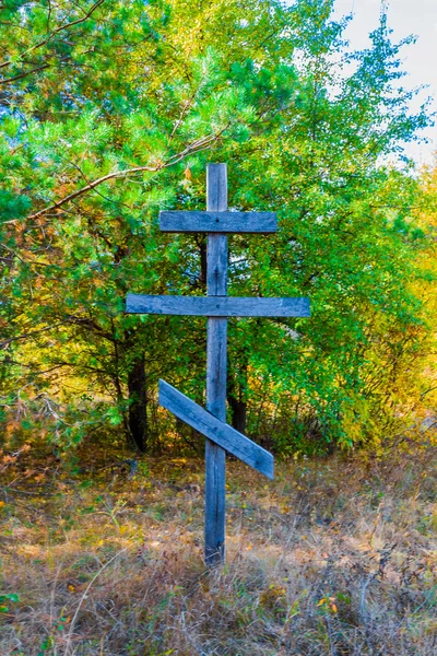 Vieja cruz de madera cristiana en un bosque —  Fotos de Stock