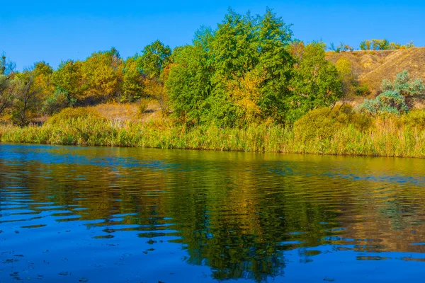 秋の川風景 — ストック写真