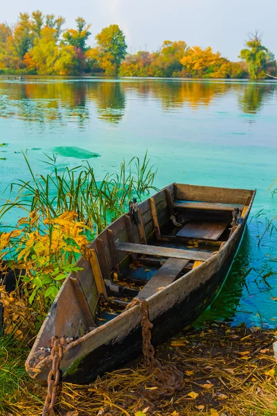 Piccola barca da pesca su un fiume — Foto Stock