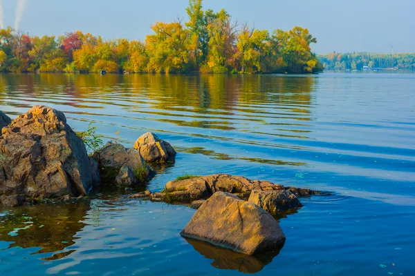 Голубое озеро каменистое побережье — стоковое фото