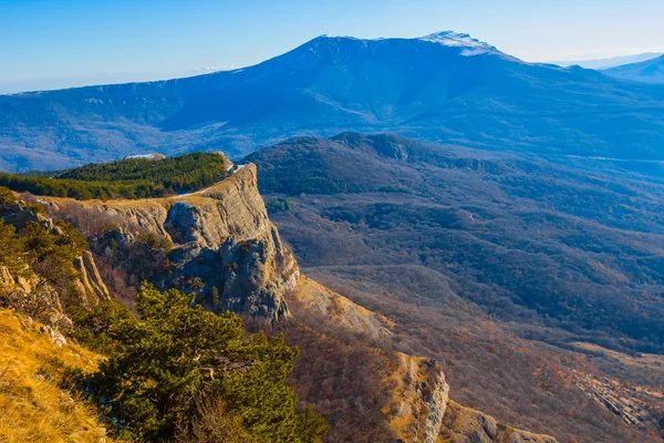 Blaue Nebelgebirgslandschaft — Stockfoto