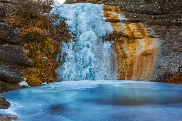 Gebirgsschlucht Wasserfall im Eis — Stockfoto