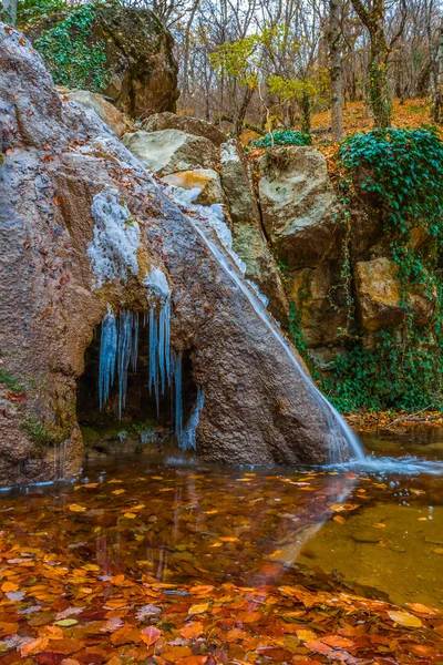 小山河畔的冰冻的瀑布 — 图库照片