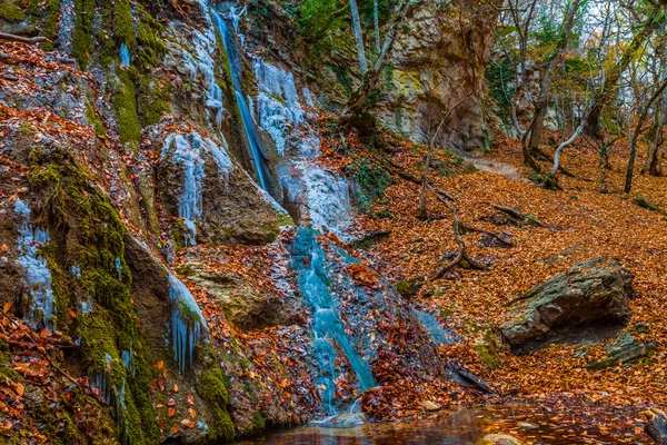 Kis fagyasztott hegyi vízesés — Stock Fotó