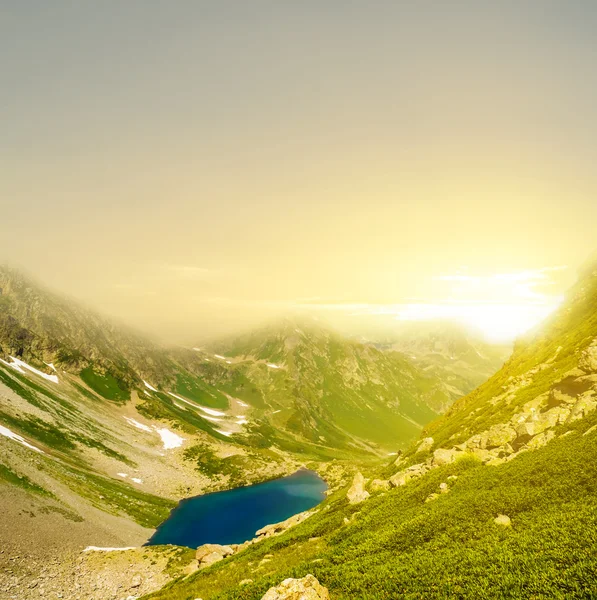 Pequeno lago de montanha, pôr-do-sol tranquilo — Fotografia de Stock