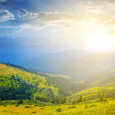 güneşin doğuşunu, güzel yeşil dağ Vadisi
