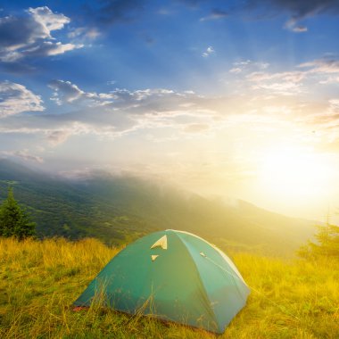 Yeşil turistik çadır dağ Vadisi gündoğumu sahne