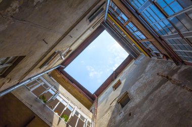 Fron tuğla ev alt görüntülemek