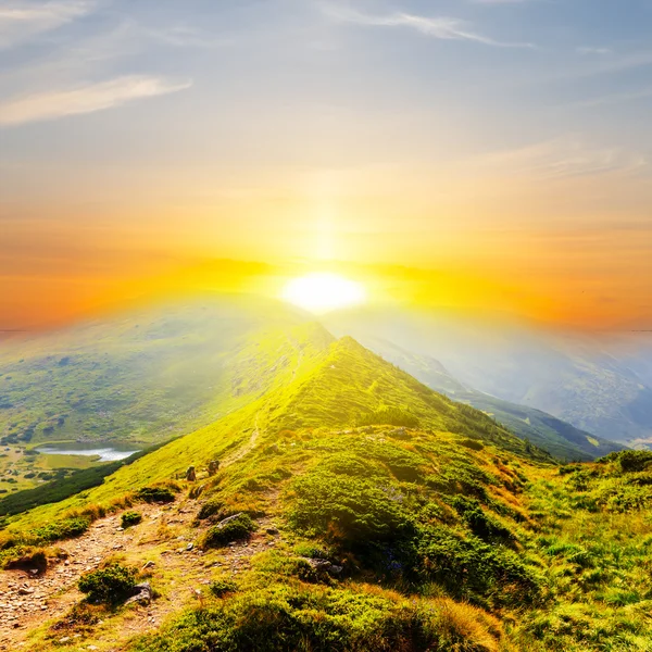 Puesta de sol sobre montañas verdes — Foto de Stock