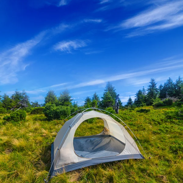 Camp touristique dans une montagne verdoyante — Photo