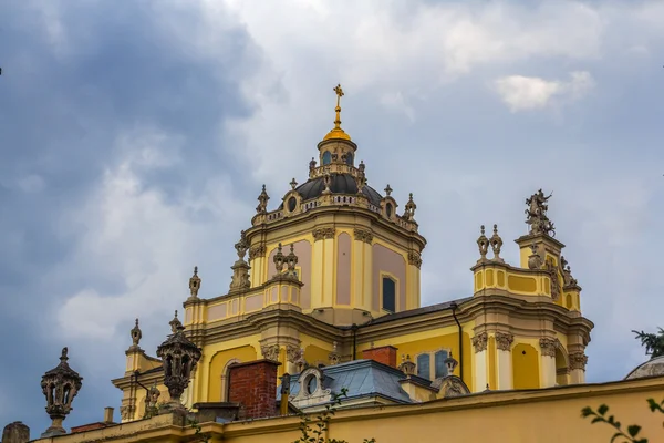 Schöne christliche Burg auf blauem Himmel Hintergrund — Stockfoto