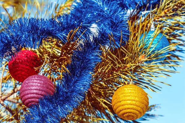 Χριστούγεννα παιχνίδια σε ένα κλαδί πεύκου δέντρο — Φωτογραφία Αρχείου