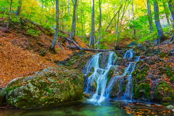 Hermosa pequeña cascada crimea ucrania — Foto de Stock