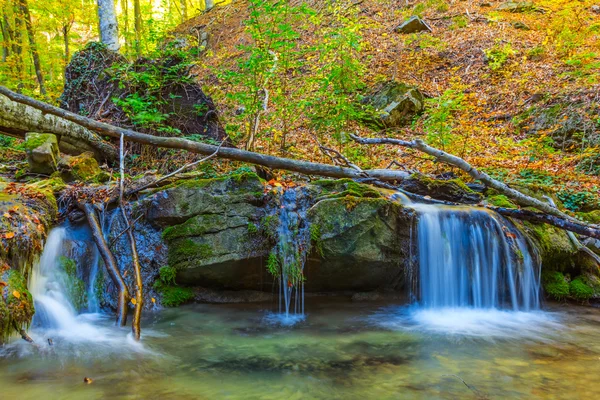 Kleine rauschende Bergflussszene — Stockfoto