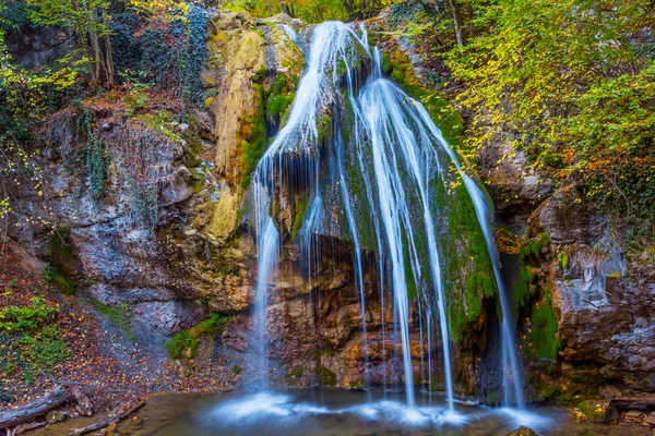 Őszi jur jur vízesés jelenet, crimea, Ukrajna — Stock Fotó