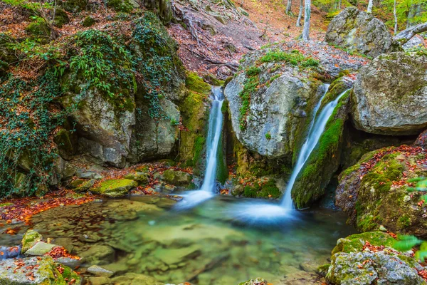 Emerald vattenfall scen, Krim, Ukraina — Stockfoto