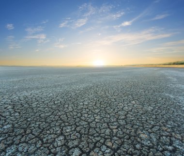 bir kuru toprakları üzerinde sessiz sunset