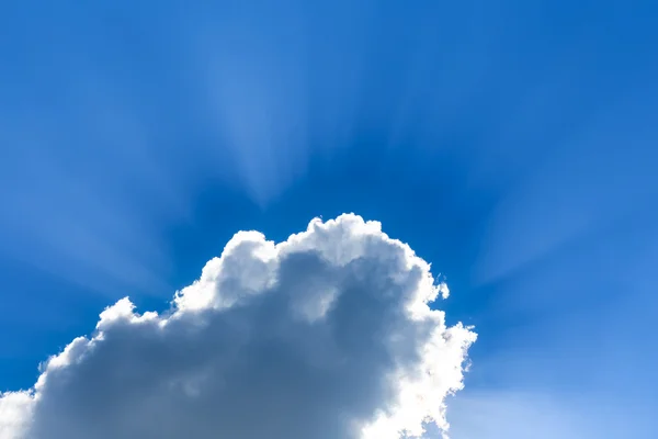 Hermosa nube sobre un fondo de cielo azul —  Fotos de Stock