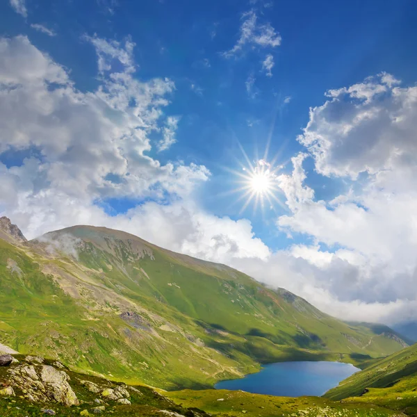 Güzel yeşil dağ manzarası — Stok fotoğraf