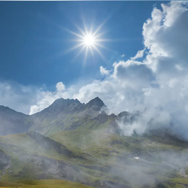 Horský hřeben v mlze pod sluncem jiskra — Stock fotografie
