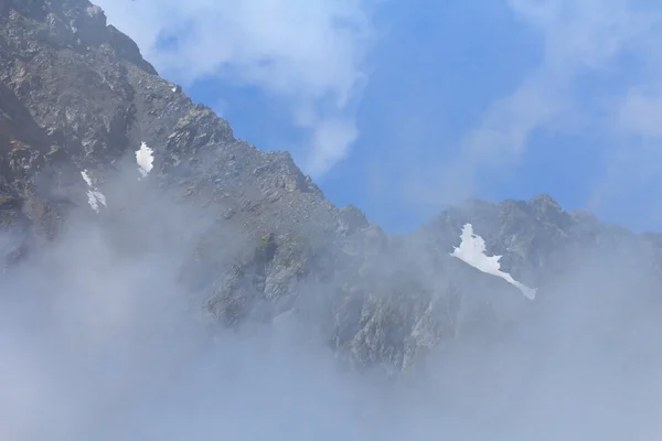 Primo piano colonna vertebrale di montagna in una nebbia — Foto Stock