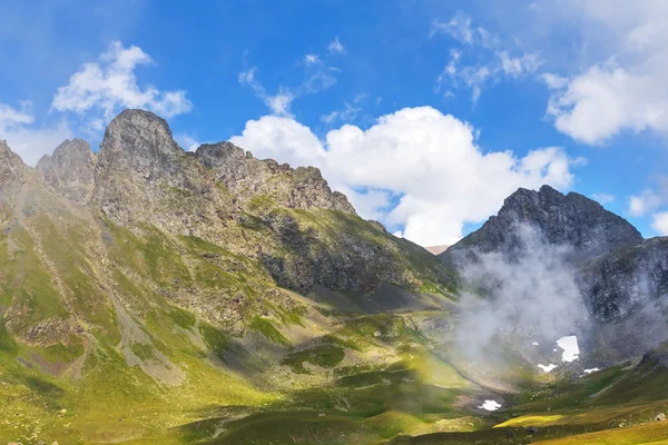 Hermoso valle de la montaña, el Cáucaso, Rusia — Foto de Stock