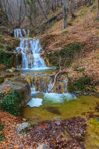 Beautifull våren mountain vattenfall scen — Stockfoto