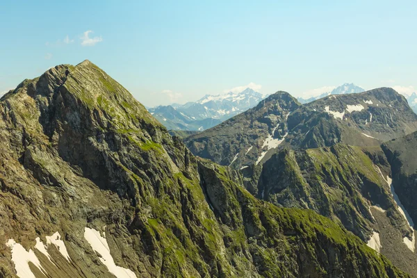 Verte crête de montagne scène — Photo