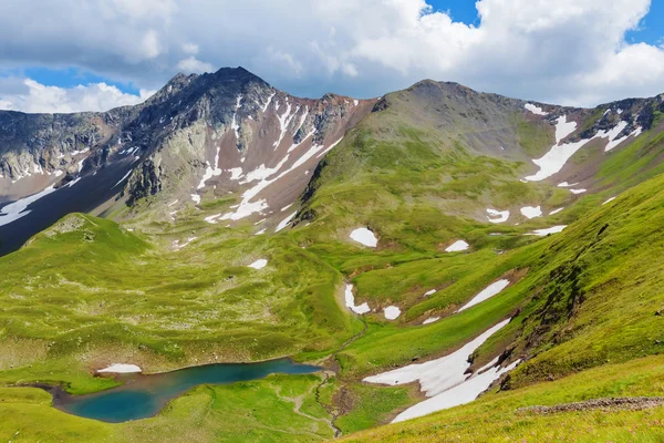 Bir yaz dağ vadi yeşil göl — Stok fotoğraf