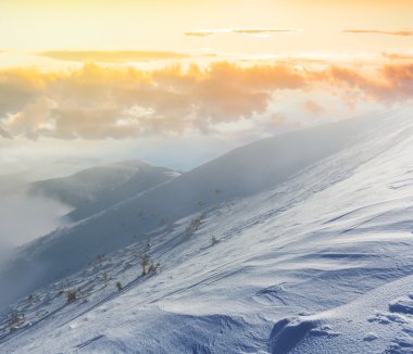 bir kış dağ üzerinde dramatik günbatımı