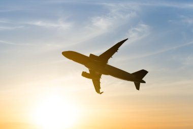 uçak siluet günbatımı bir arka plan üzerinde