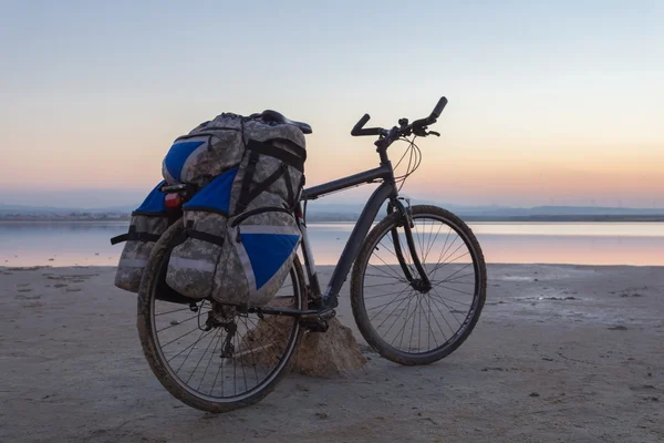 Bicicleta turística estadia em uma costa do lago — Fotografia de Stock