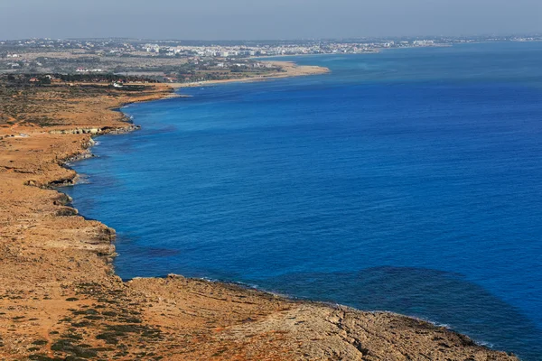 Mediterrain esmeralda costa del mar, isla del cyprus — Foto de Stock