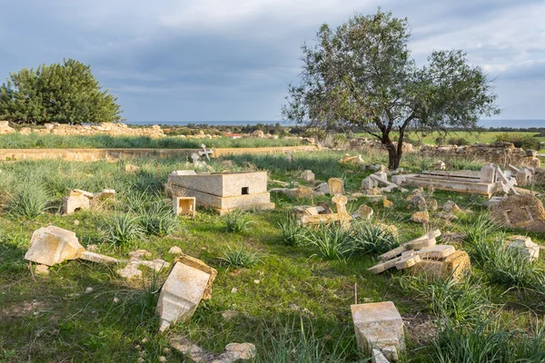 Oude verlaten Griekse begraafplaats cyprus trnc — Stockfoto